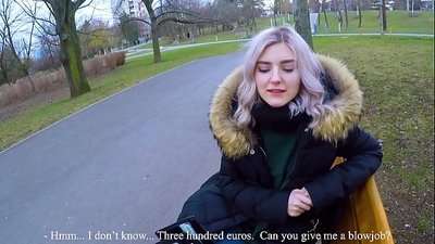 Swallows ib tug neeg txawv lub kub cum rau nyiaj - blowjob nyob rau hauv lub tiaj ua si los ntawm Eva Elfie