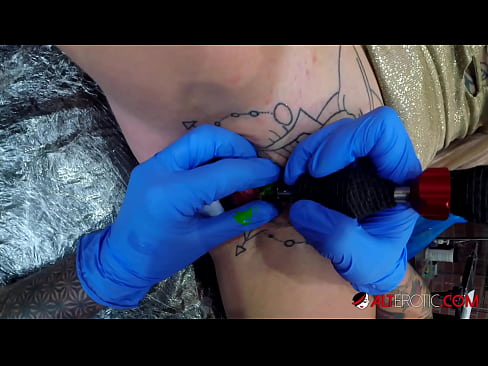 ❤️ Tsis tshua muaj tattooed hottie Sully Savage tau txais tattoo ntawm nws clitoris ️❌  tawv porn  ntawm hmn.com-porn-mz.ru%  Ib ❤